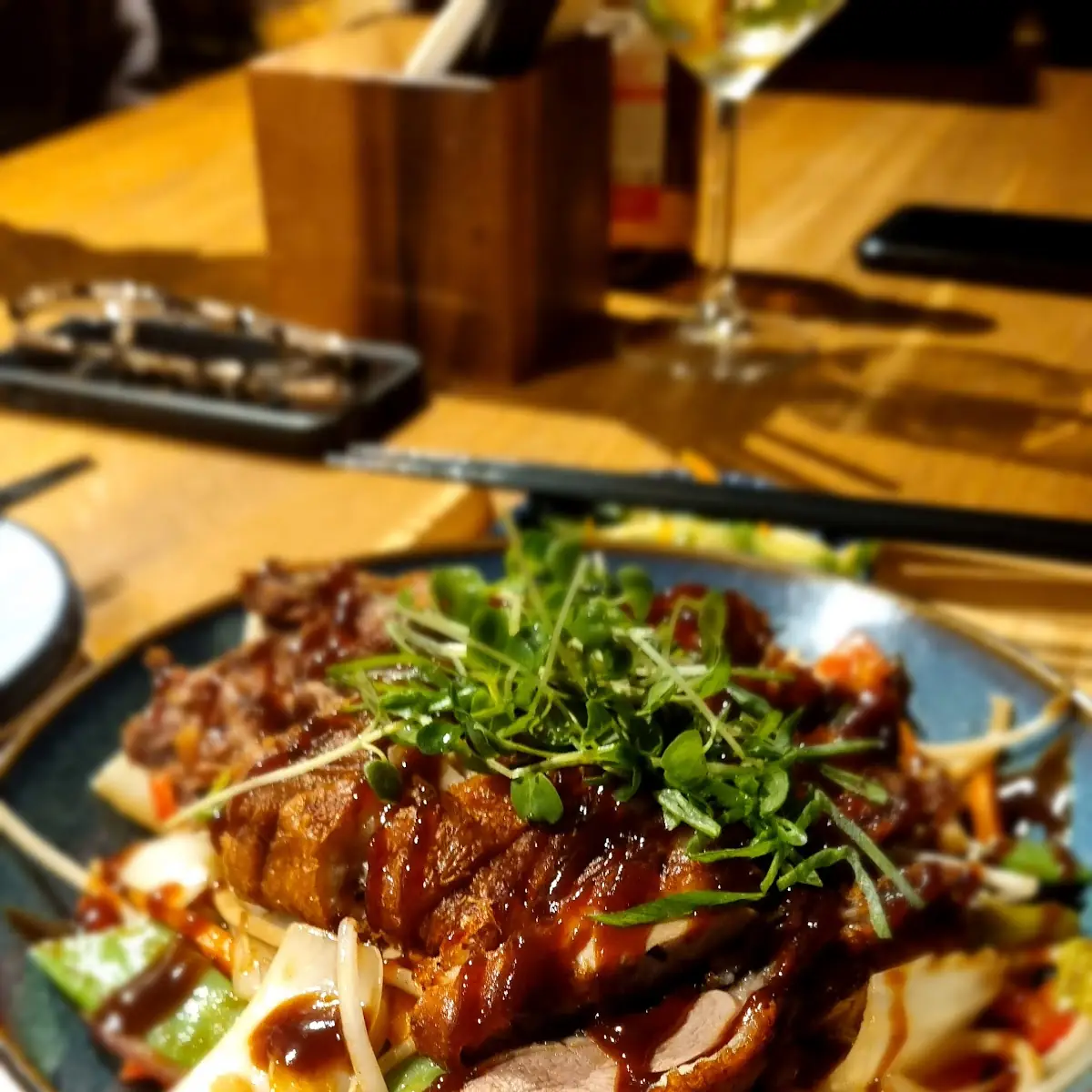 香酥鴨炒麵 wok hausnudeln mit ente